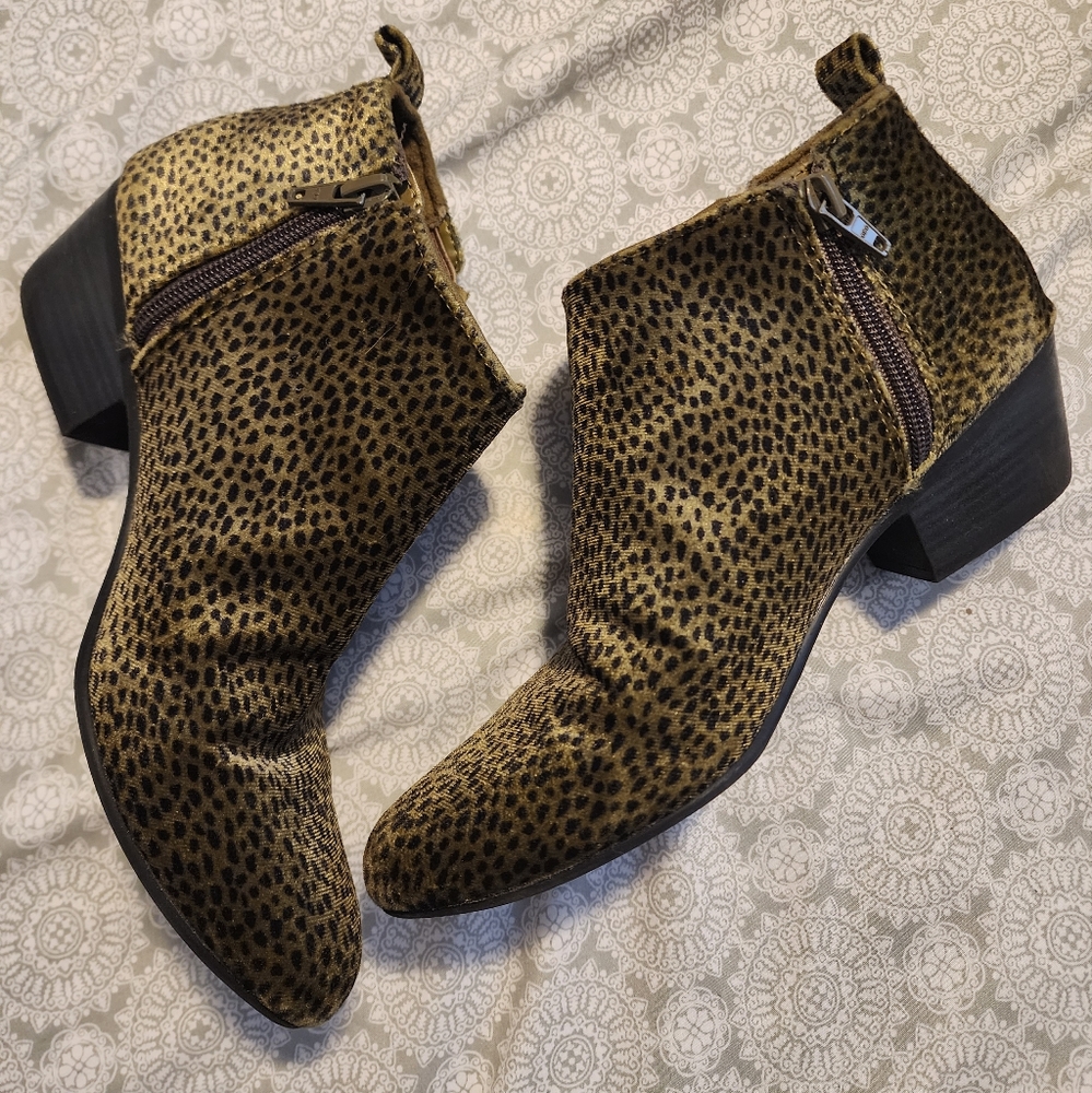 SO UNIQUE!! SHINY OLIVE GREEN FAUX VELVET ANKLE BOOTIES W/ BLACK SPECKS/CHEETAH